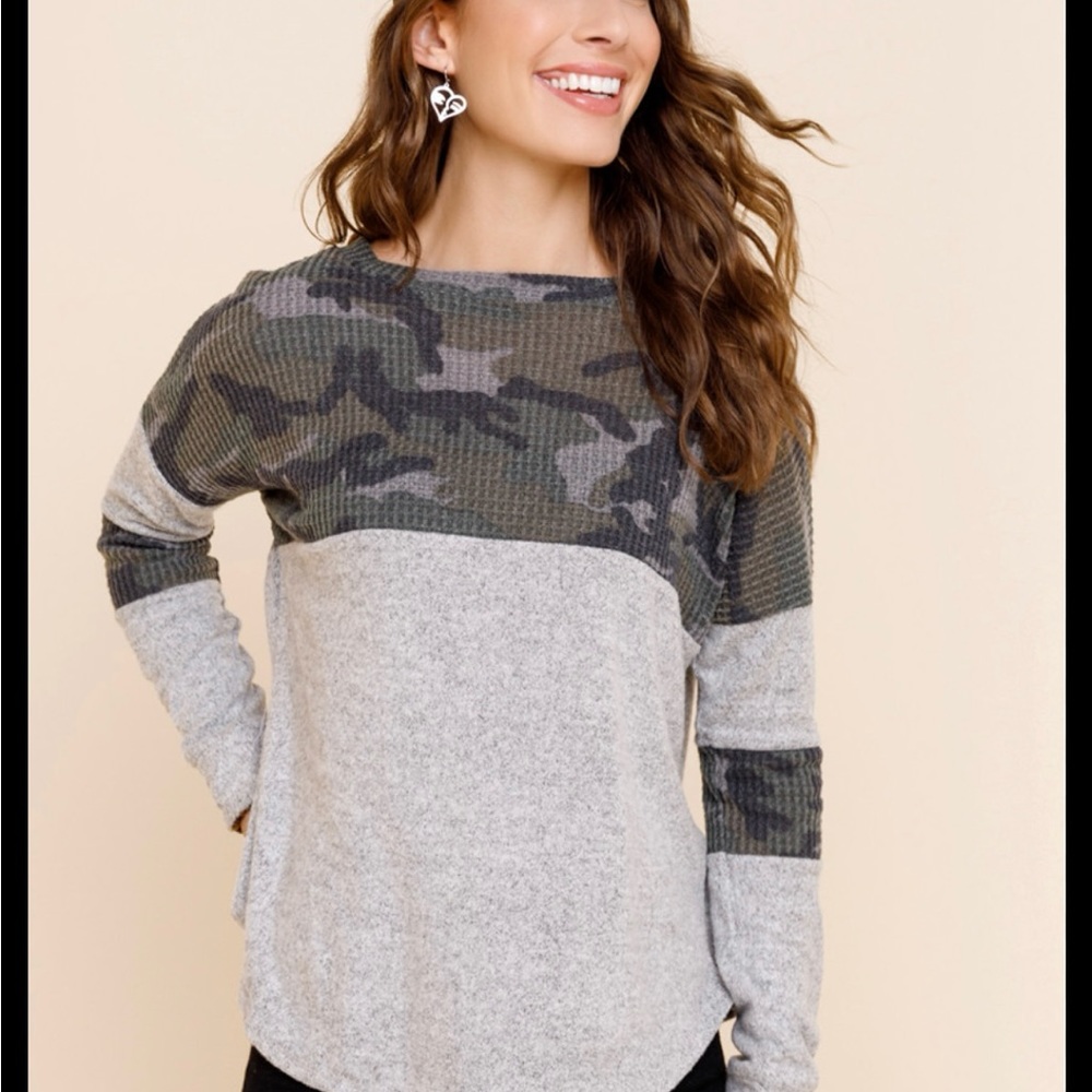 NWT Francesca’s Camo Thermal Top XS